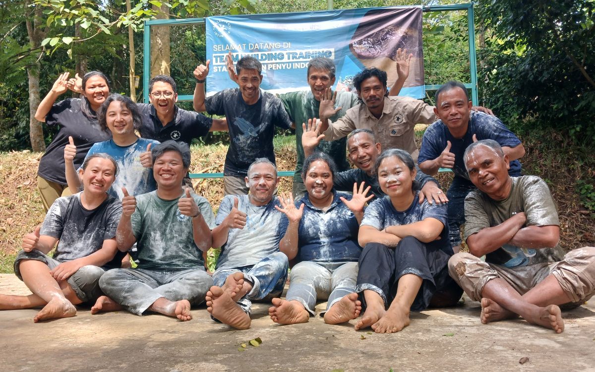 Teamfoto nach erfolgreichem Teambuilding (Yayasan Penyu Indonesia)